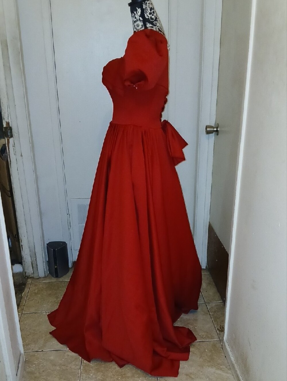Elegant Red Puff-Sleeve Evening Gown - Picture 3 of 11